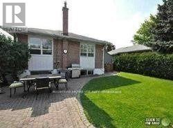 11 Sussex Avenue, Richmond Hill, Ontario L4C 2E5 - Photo 7 - N12549438