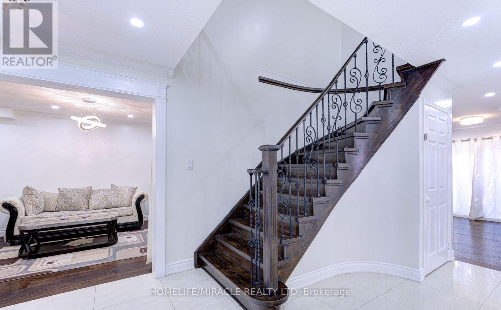 55 Castlehill Road, Brampton, Ontario L6X 4C9 - Photo 12 - W12549424