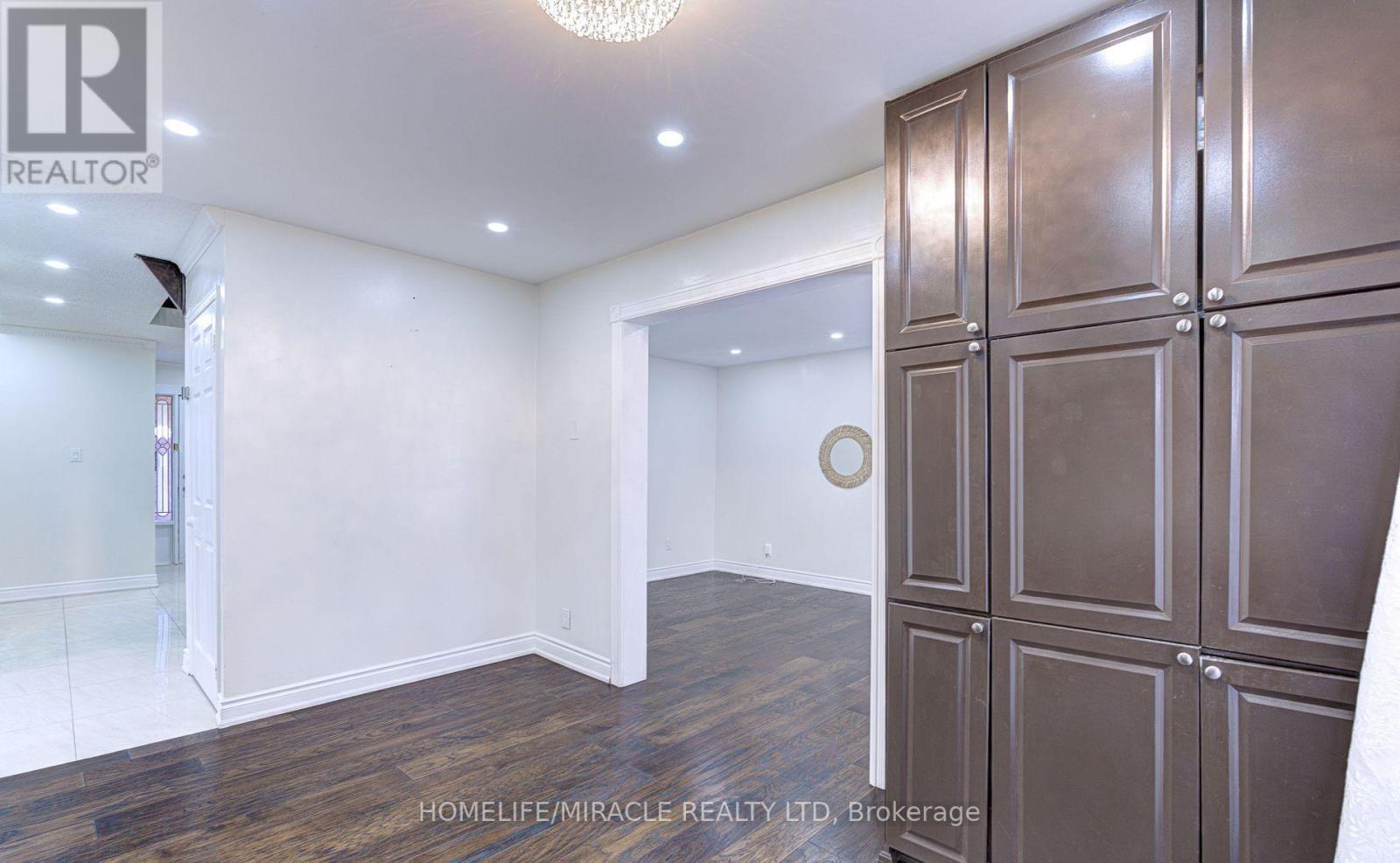 55 Castlehill Road, Brampton, Ontario L6X 4C9 - Photo 16 - W12549424