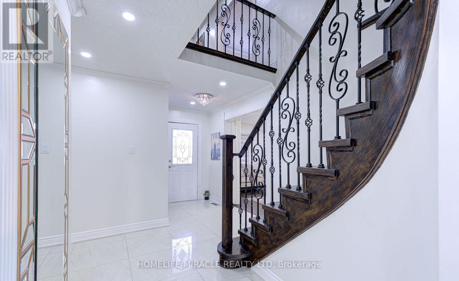 55 Castlehill Road, Brampton, Ontario L6X 4C9 - Photo 18 - W12549424