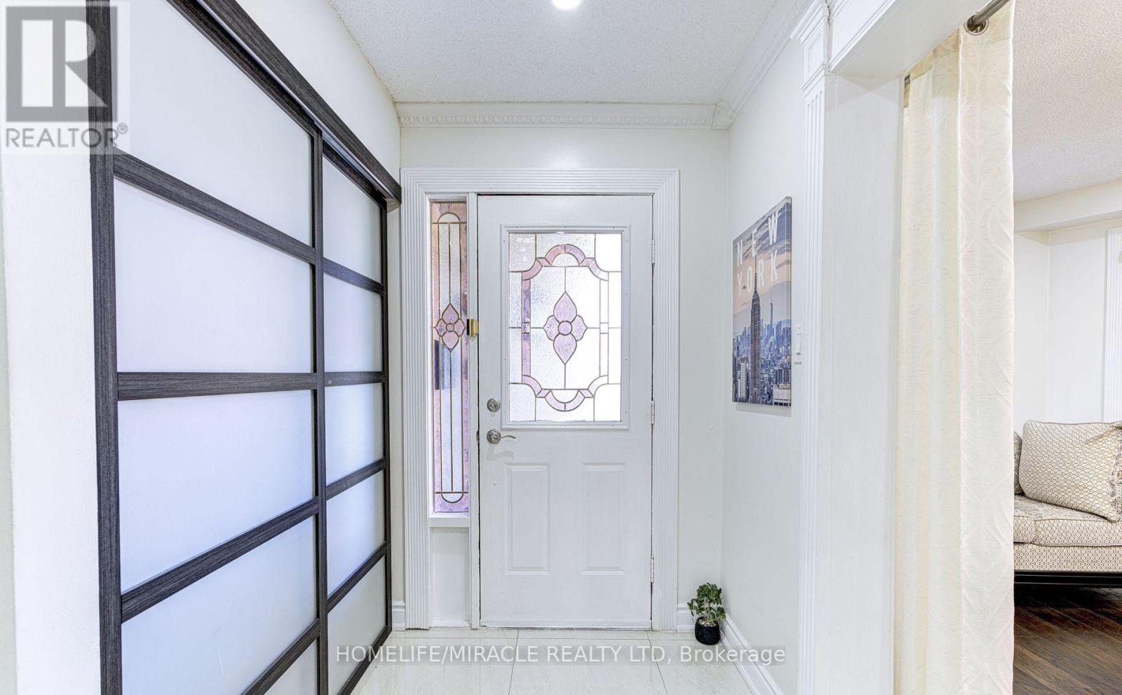 55 Castlehill Road, Brampton, Ontario L6X 4C9 - Photo 6 - W12549424