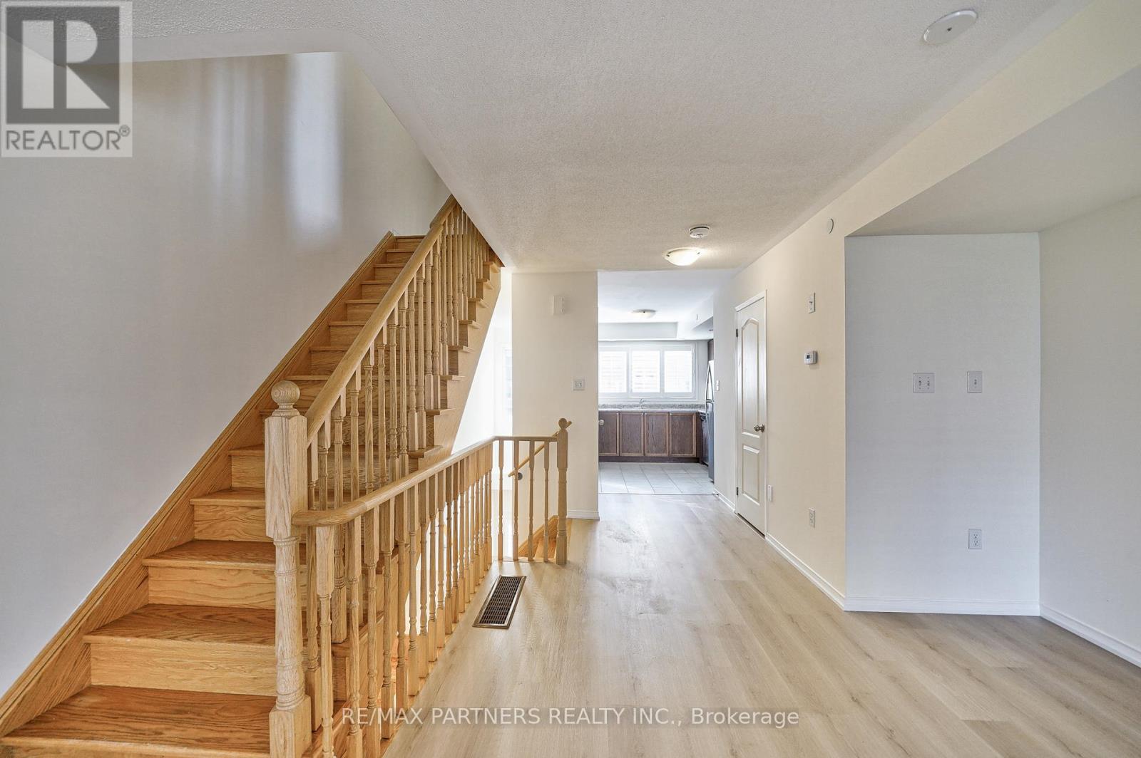 2615 Eaglesham Path, Oshawa, Ontario  L1L 0M7 - Photo 3 - E12549472