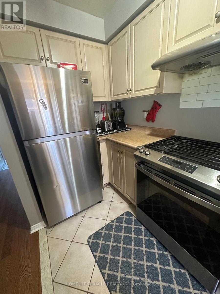 41 Playfair Road, Whitby, Ontario  L1N 9S6 - Photo 3 - E12538766