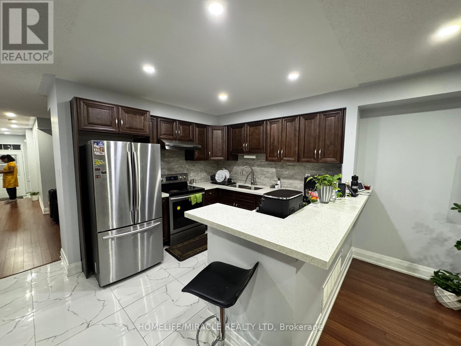 Main - 35 Applegrove Court, Brampton, Ontario L6R 2Y8 - Photo 10 - W12549456