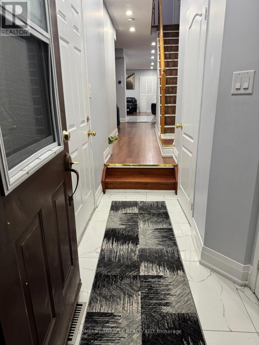 Main - 35 Applegrove Court, Brampton, Ontario L6R 2Y8 - Photo 2 - W12549456