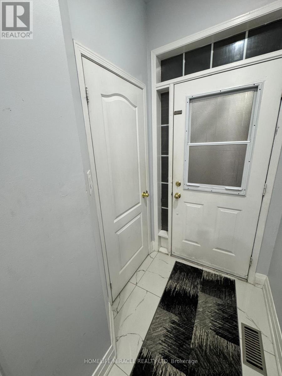 Main - 35 Applegrove Court, Brampton, Ontario L6R 2Y8 - Photo 4 - W12549456