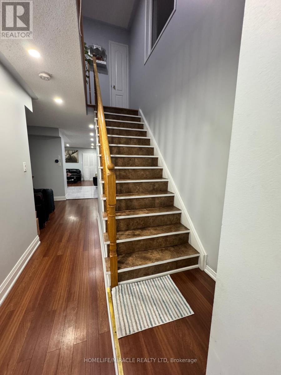 Main - 35 Applegrove Court, Brampton, Ontario L6R 2Y8 - Photo 7 - W12549456