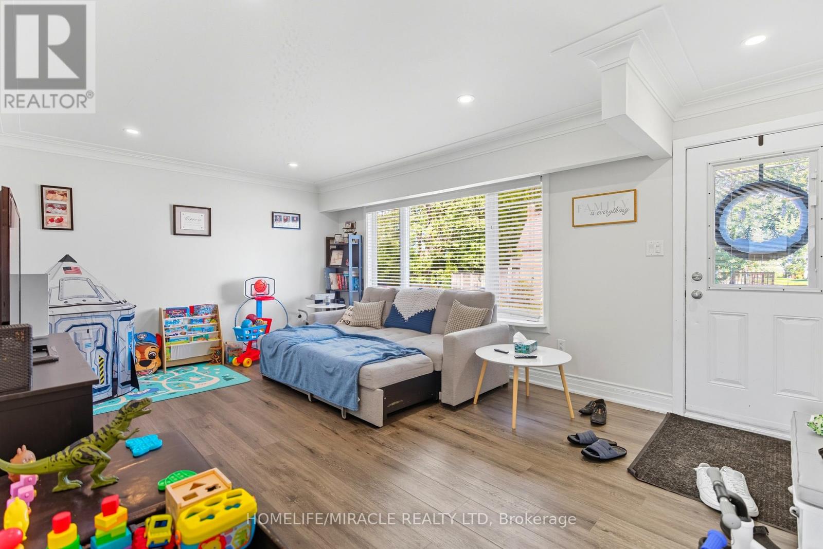 11 Rockwood Avenue, St. Catharines, Ontario  L2P 1E3 - Photo 4 - X12549466