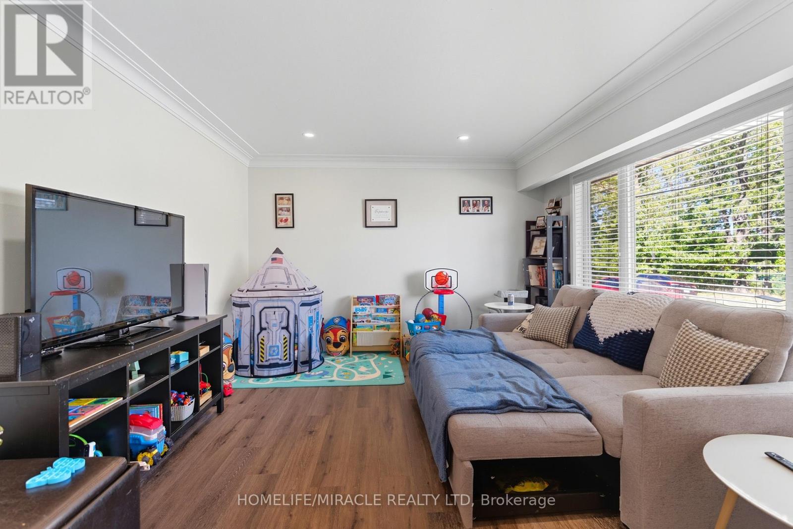 11 Rockwood Avenue, St. Catharines, Ontario  L2P 1E3 - Photo 5 - X12549466