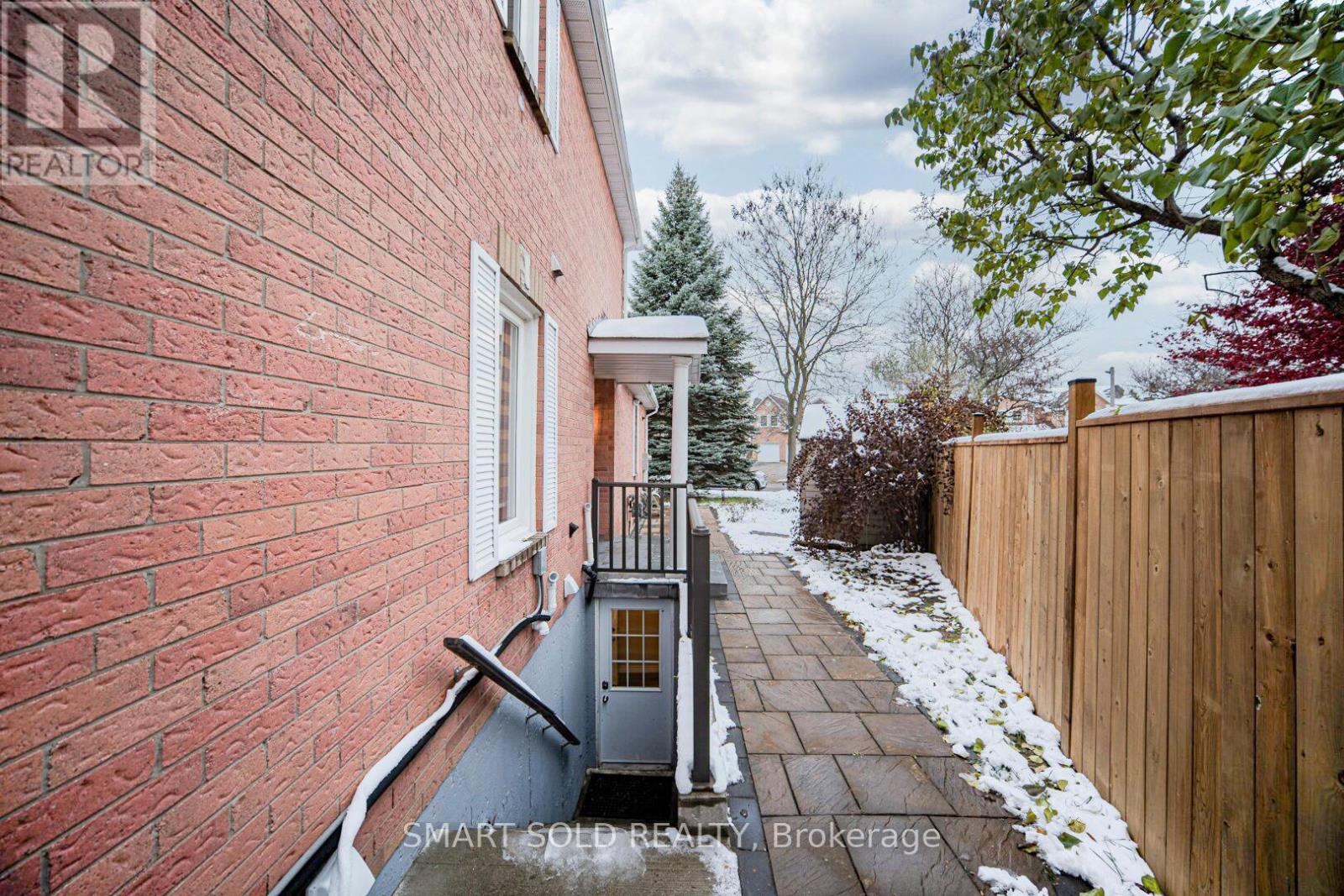 60 Steepleview Crescent, Richmond Hill, Ontario  L4C 9R3 - Photo 6 - N12535584