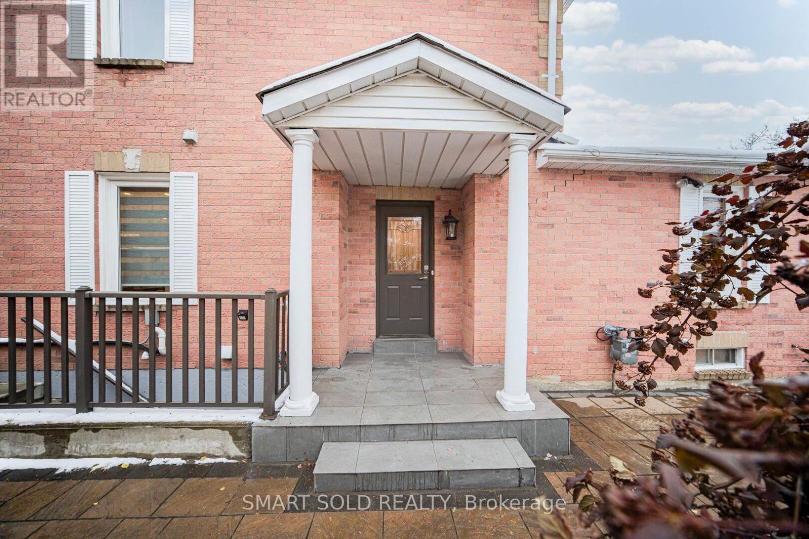 60 Steepleview Crescent, Richmond Hill, Ontario  L4C 9R3 - Photo 4 - N12535584