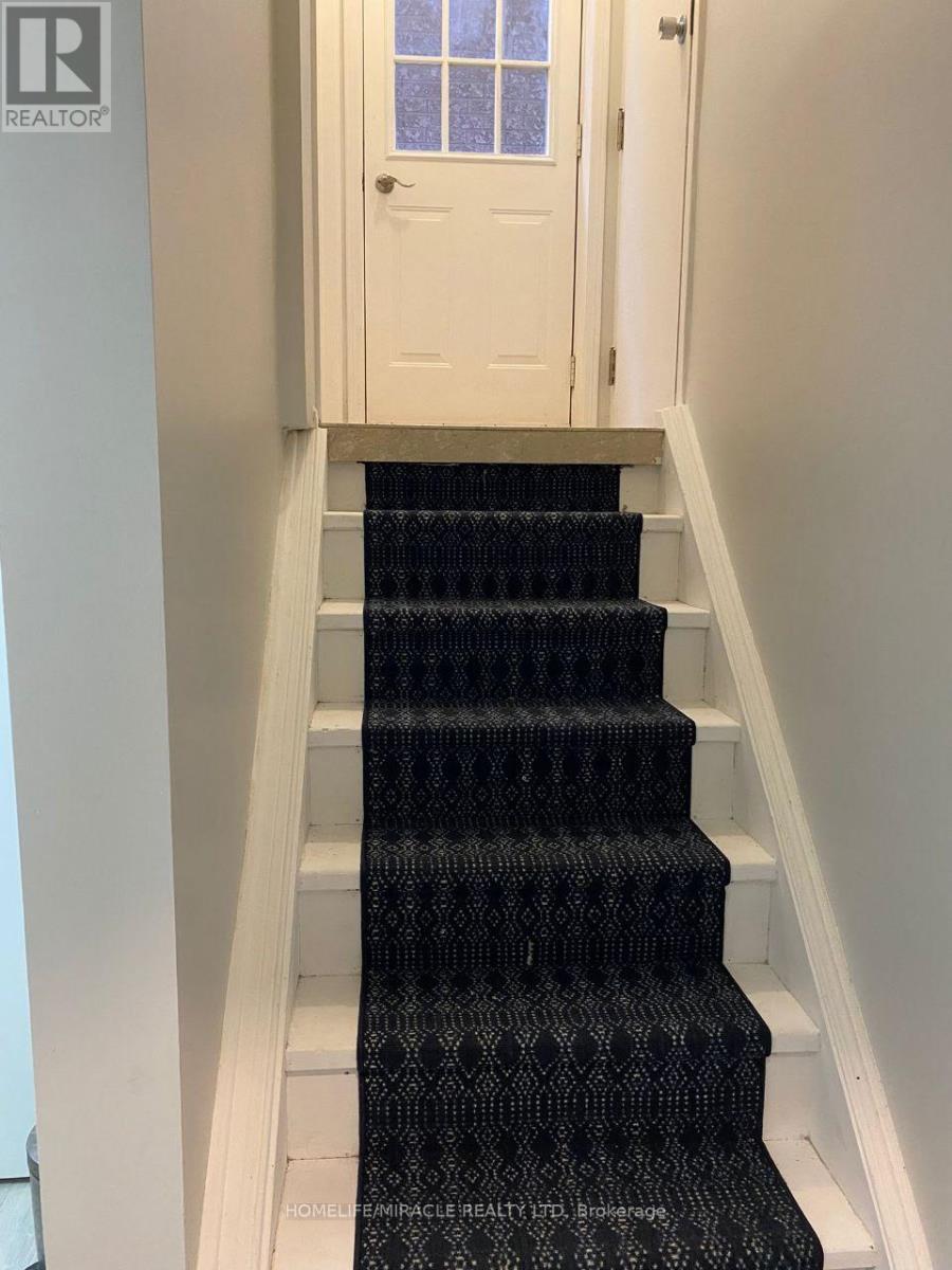 2539 Reglan Court, Mississauga, Ontario  L5M 5L5 - Photo 2 - W12549496