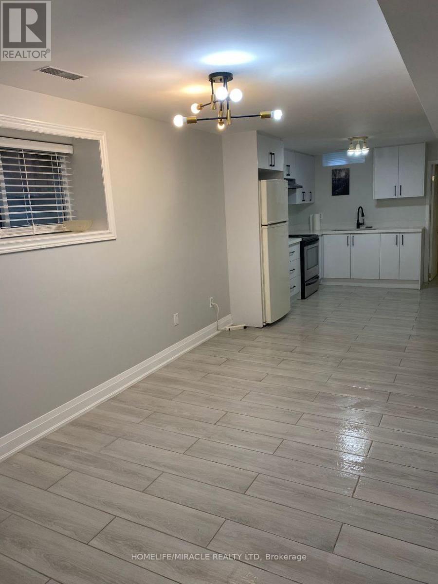 2539 Reglan Court, Mississauga, Ontario  L5M 5L5 - Photo 5 - W12549496