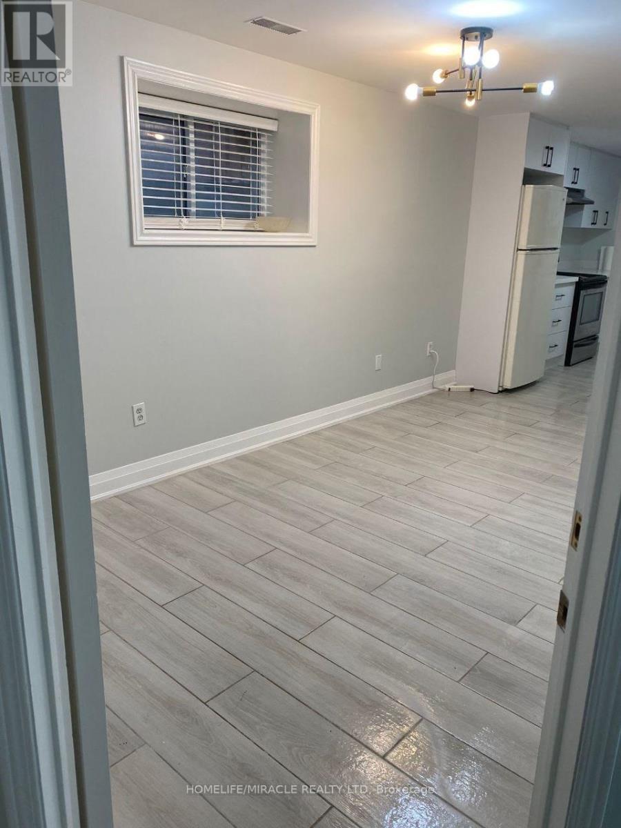 2539 Reglan Court, Mississauga, Ontario  L5M 5L5 - Photo 6 - W12549496