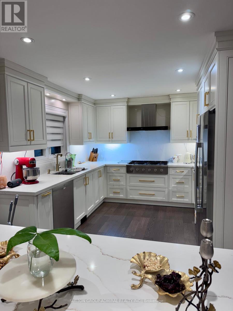 98 Golf Links Drive, Aurora, Ontario  L4G 3V3 - Photo 11 - N12549514