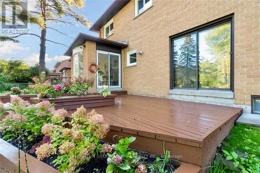 98 Golf Links Drive, Aurora, Ontario  L4G 3V3 - Photo 2 - N12549514