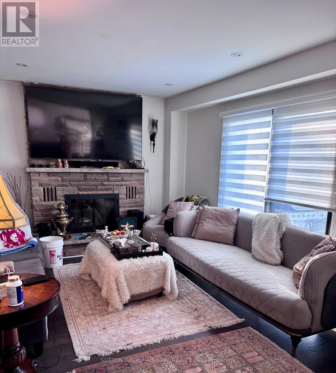 98 Golf Links Drive, Aurora, Ontario  L4G 3V3 - Photo 4 - N12549514