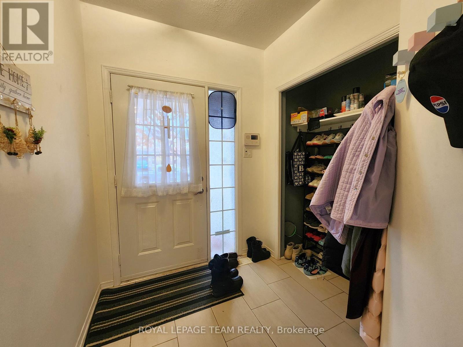 1312 Halton Terrace, Ottawa, Ontario  K2K 3K6 - Photo 4 - X12549544