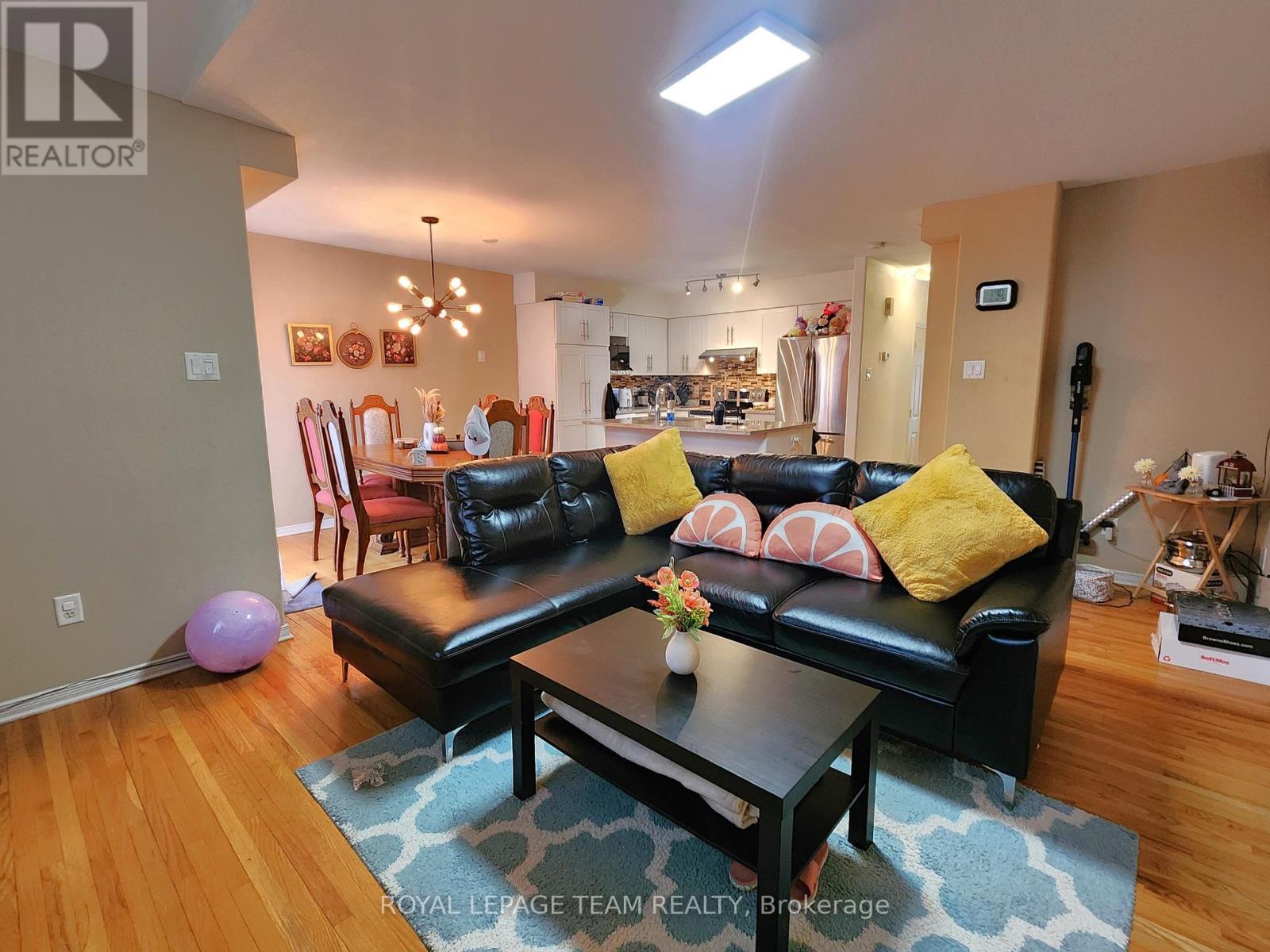 1312 Halton Terrace, Ottawa, Ontario  K2K 3K6 - Photo 8 - X12549544