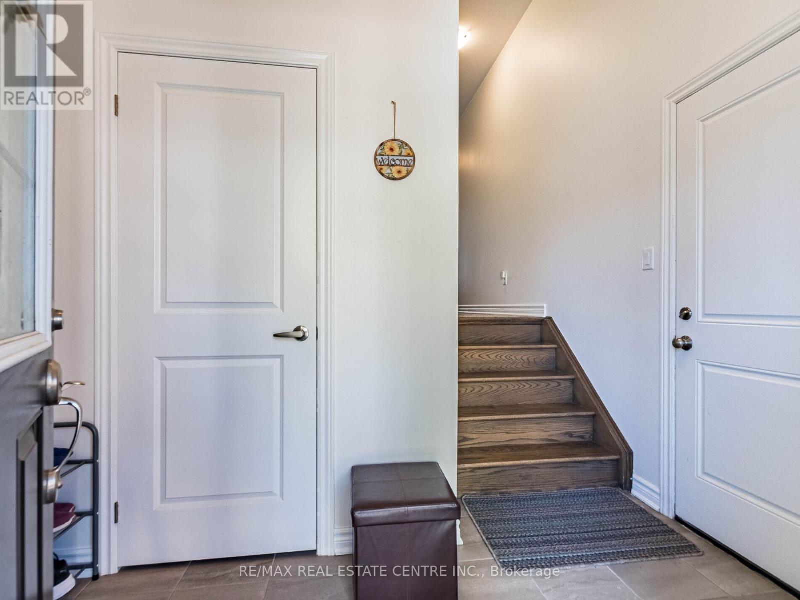 1157 Restivo Lane, Milton, Ontario  L9T 2X5 - Photo 4 - W12549534