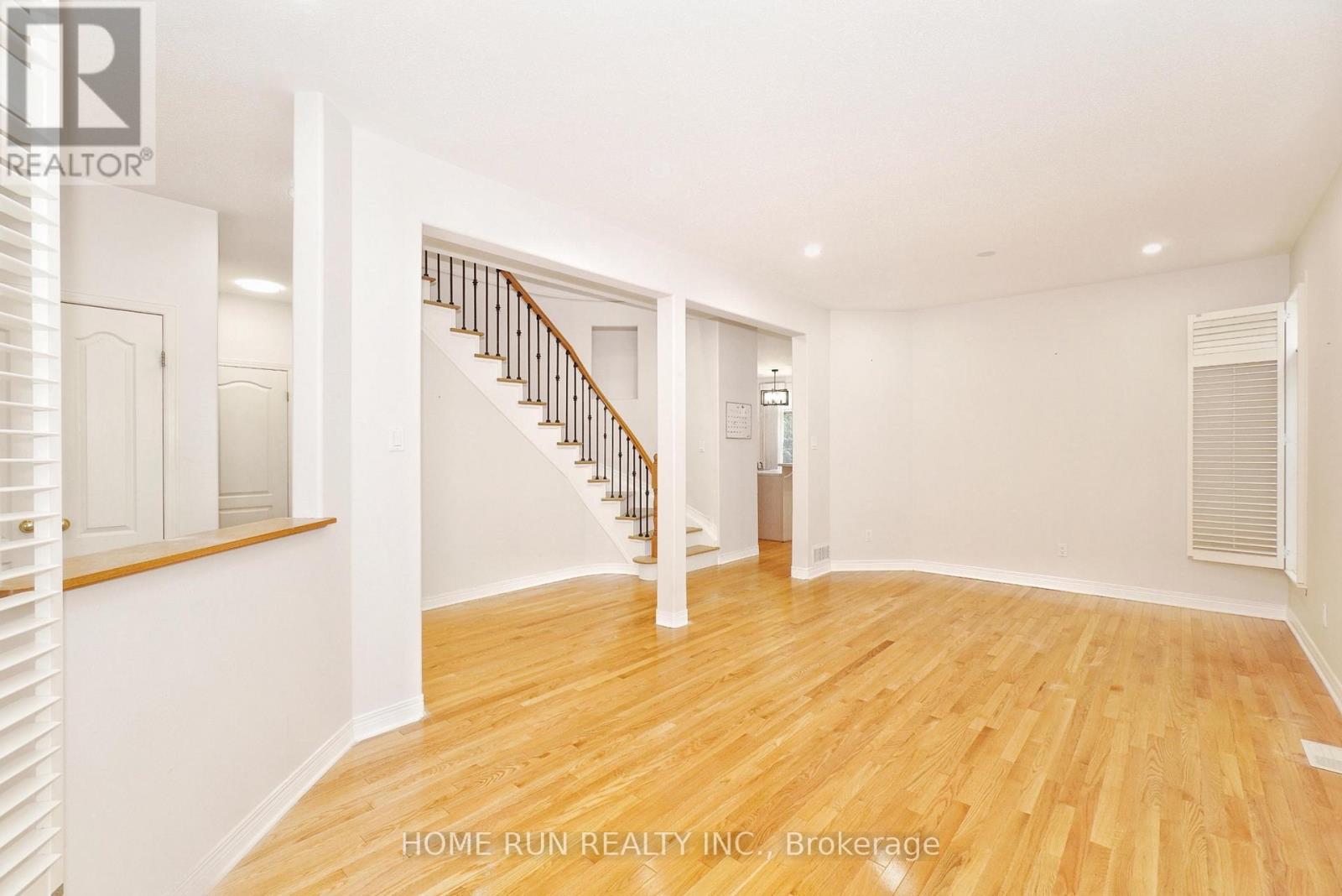 15 Evanshen Crescent, Ottawa, Ontario K2K 2Z6 - Photo 2 - X12549584