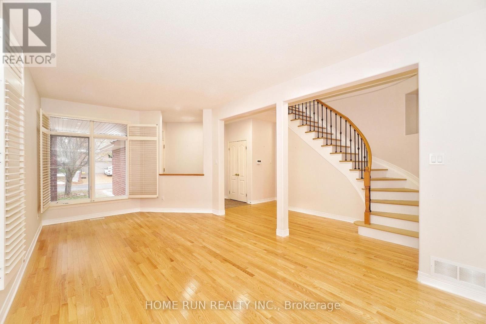 15 Evanshen Crescent, Ottawa, Ontario K2K 2Z6 - Photo 3 - X12549584