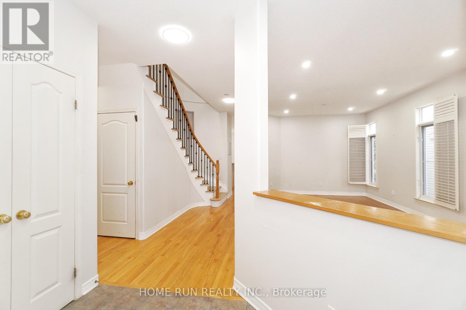 15 Evanshen Crescent, Ottawa, Ontario K2K 2Z6 - Photo 4 - X12549584