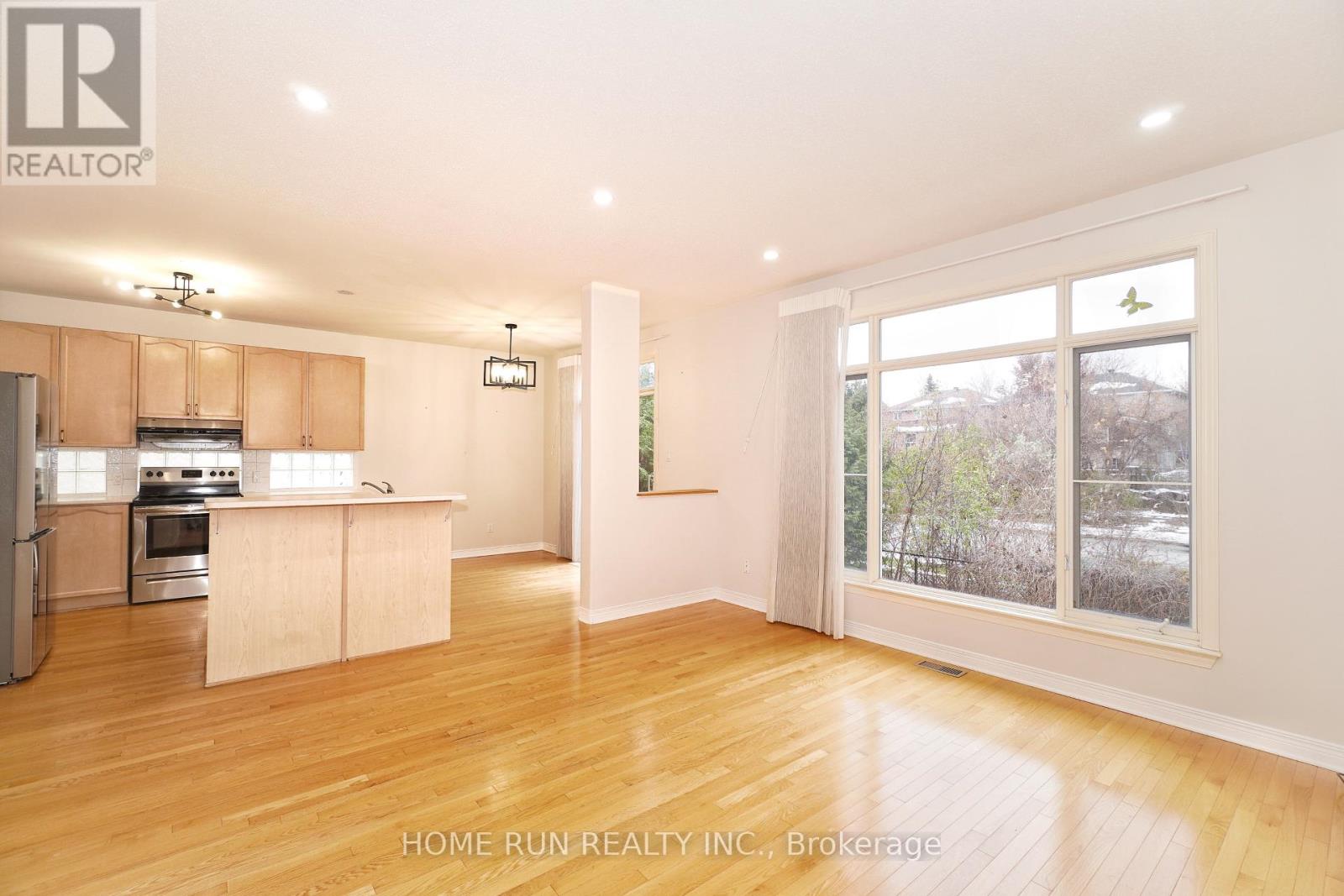 15 Evanshen Crescent, Ottawa, Ontario K2K 2Z6 - Photo 9 - X12549584