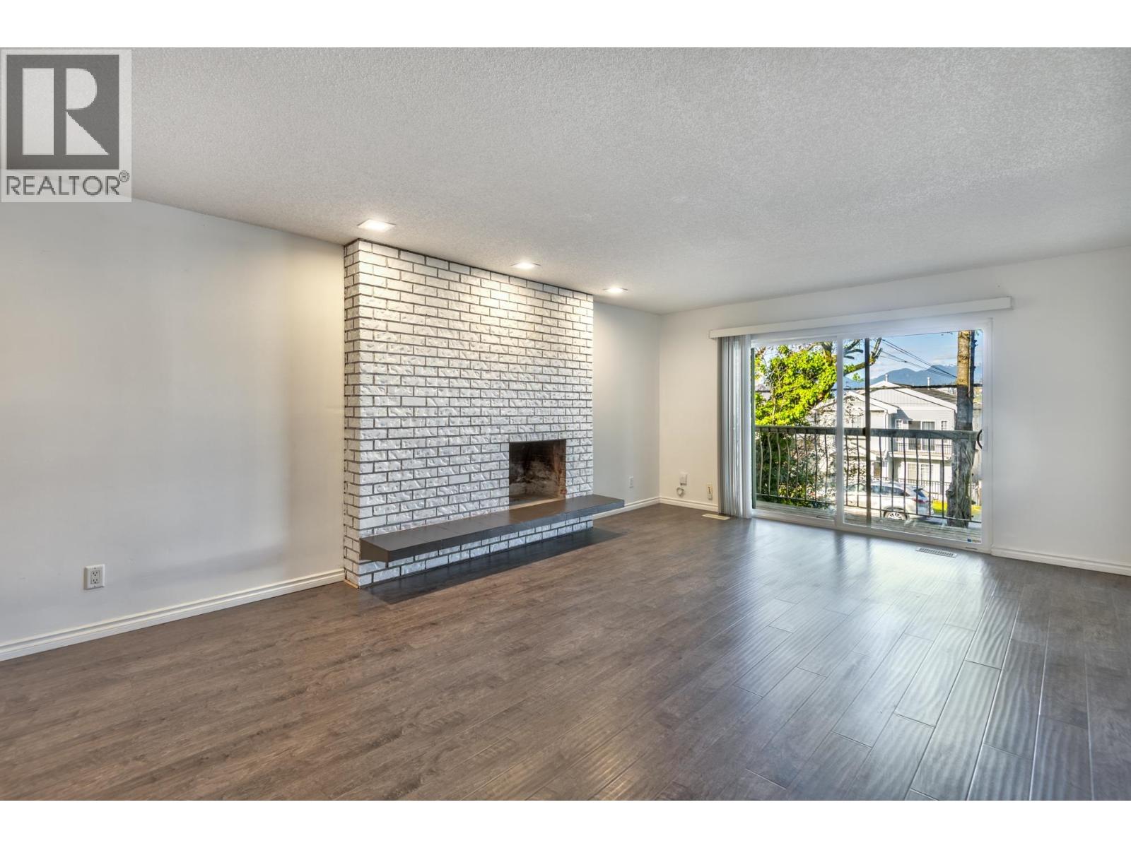 5842 Woodsworth Street, Burnaby, British Columbia  V5G 1S7 - Photo 4 - R3067296