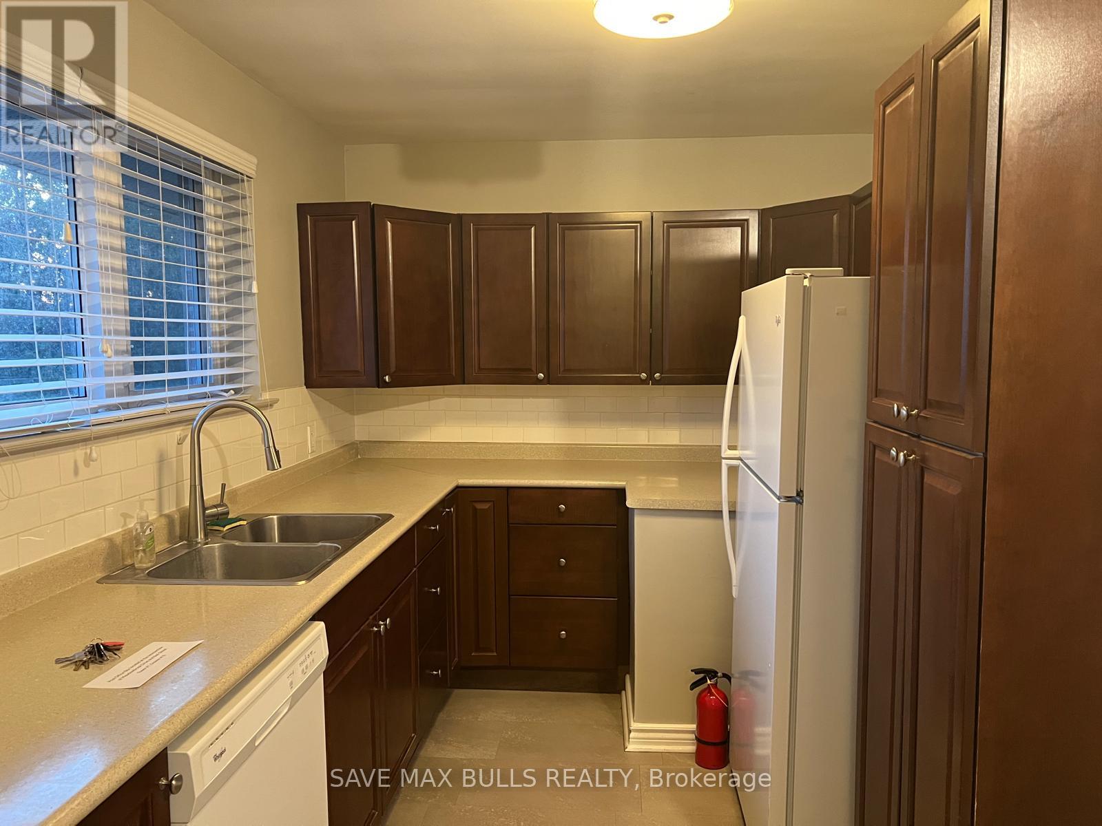 Upper - 371 Meadowbrook Drive, Milton, Ontario L9T 2C1 - Photo 4 - W12549612