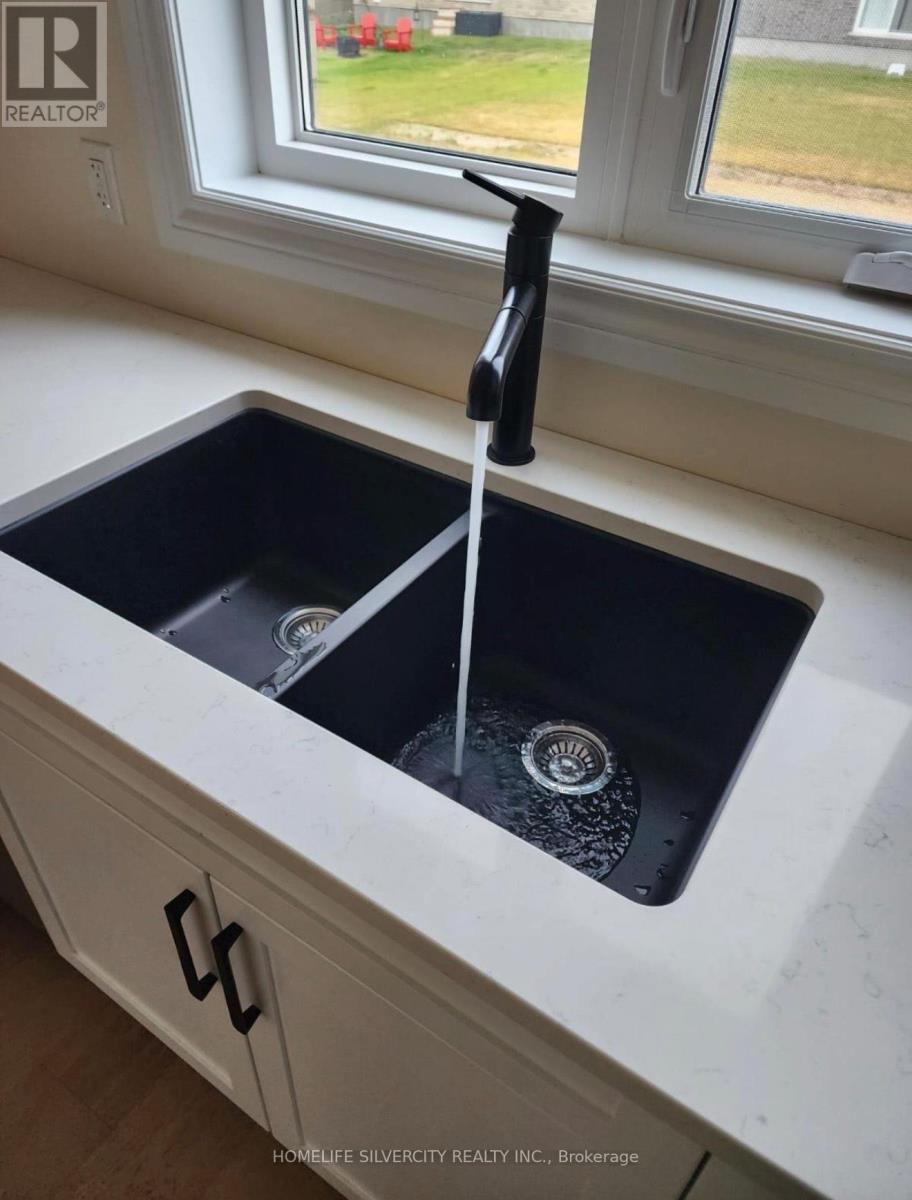 89 Royal Cres Crescent, Southwold, Ontario  N5P 0G2 - Photo 4 - X12549604