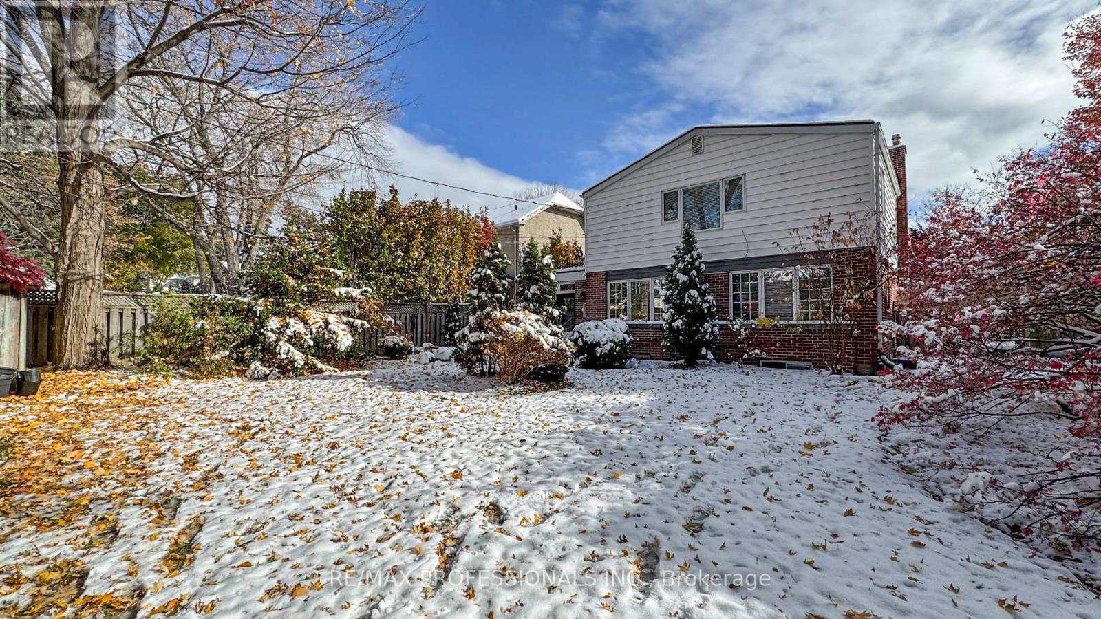 44 Robin Hood Road, Toronto, Ontario  M9A 2W8 - Photo 2 - W12542488