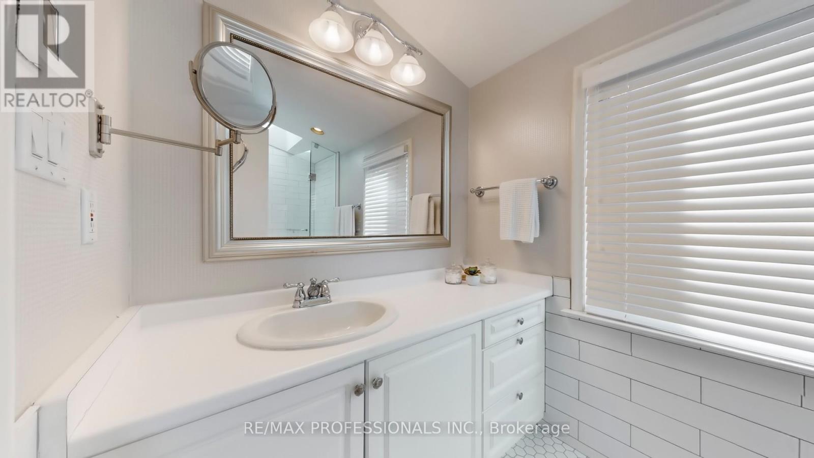 44 Robin Hood Road, Toronto, Ontario  M9A 2W8 - Photo 25 - W12542488