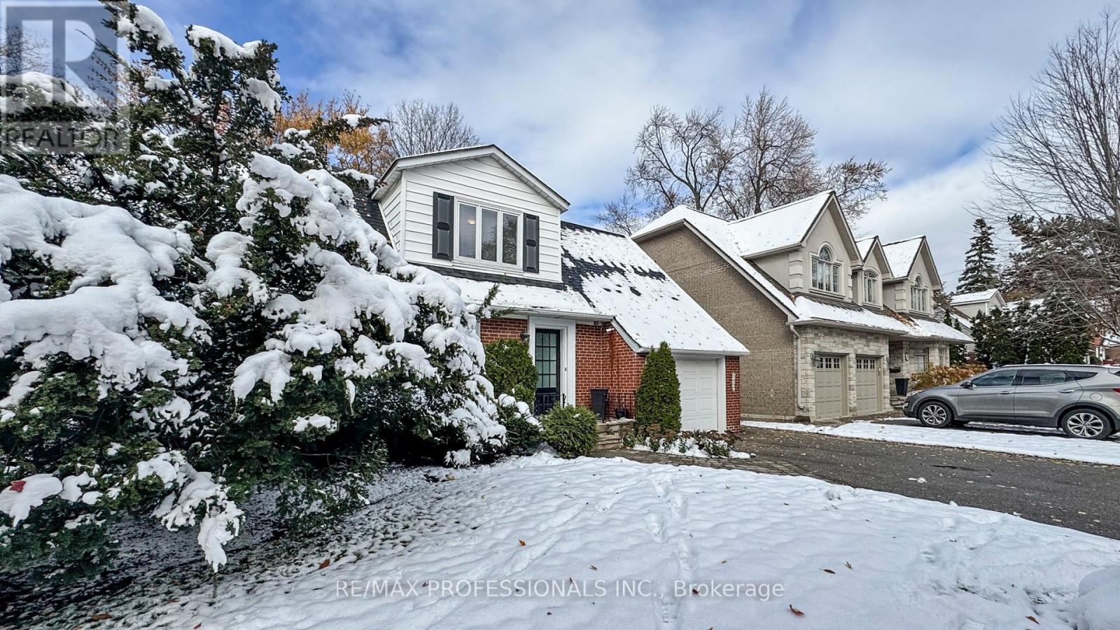 44 Robin Hood Road, Toronto, Ontario  M9A 2W8 - Photo 5 - W12542488