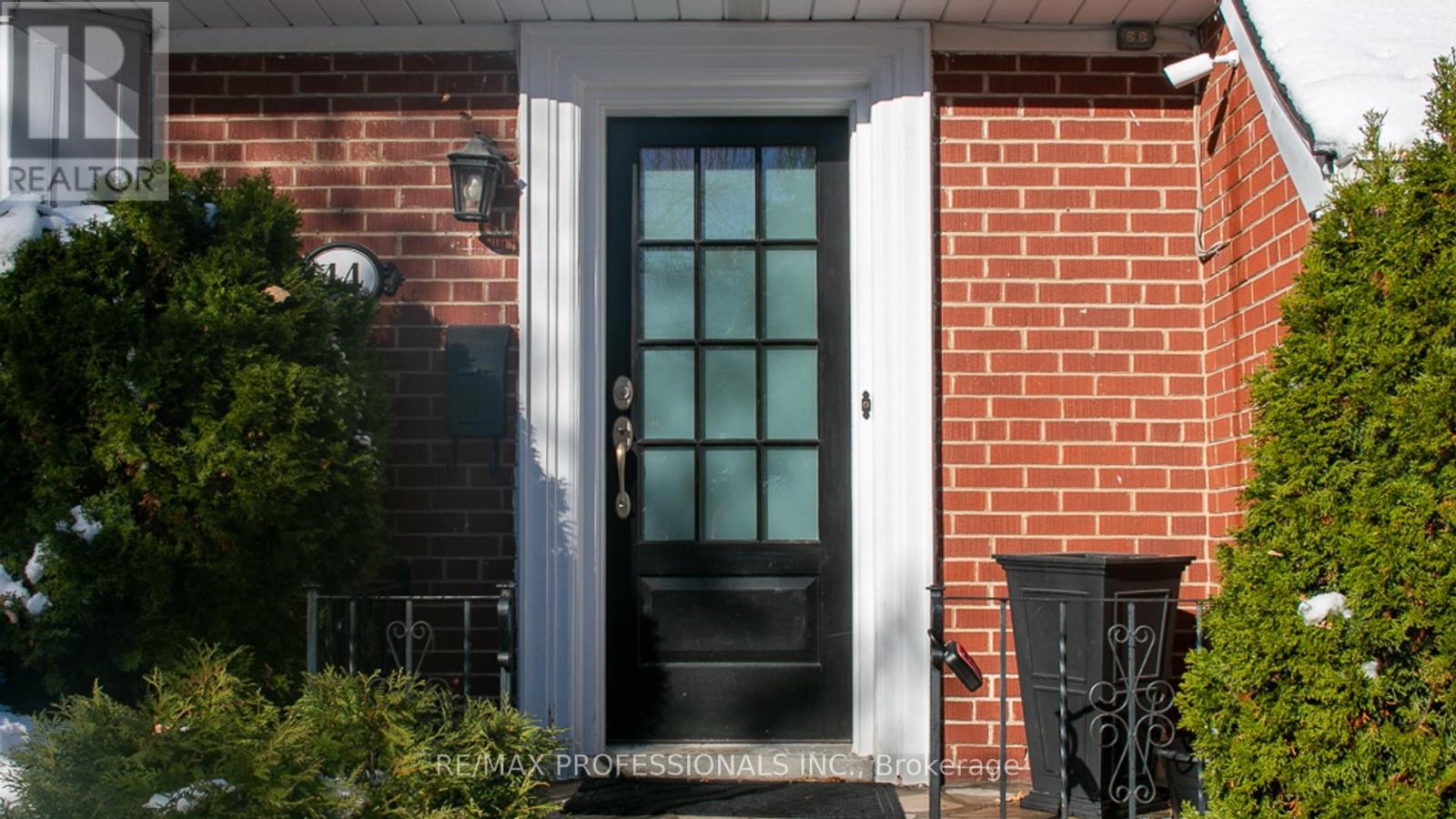 44 Robin Hood Road, Toronto, Ontario  M9A 2W8 - Photo 7 - W12542488