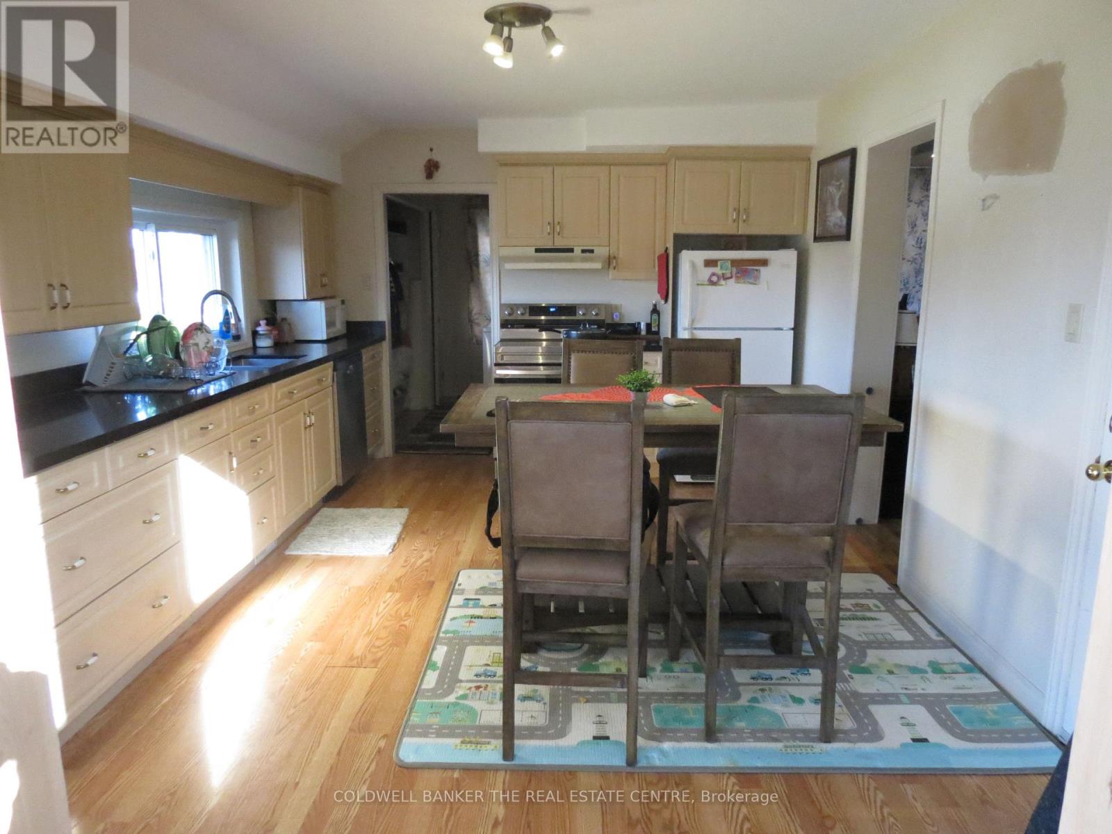 51 Robert Street W, Penetanguishene, Ontario  L9M 1N1 - Photo 11 - S12549636