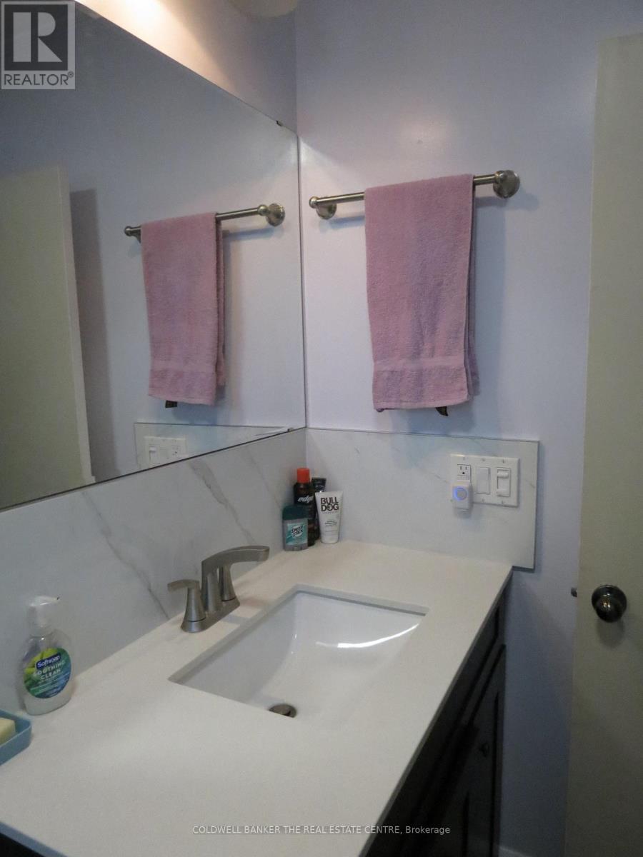 51 Robert Street W, Penetanguishene, Ontario  L9M 1N1 - Photo 17 - S12549636