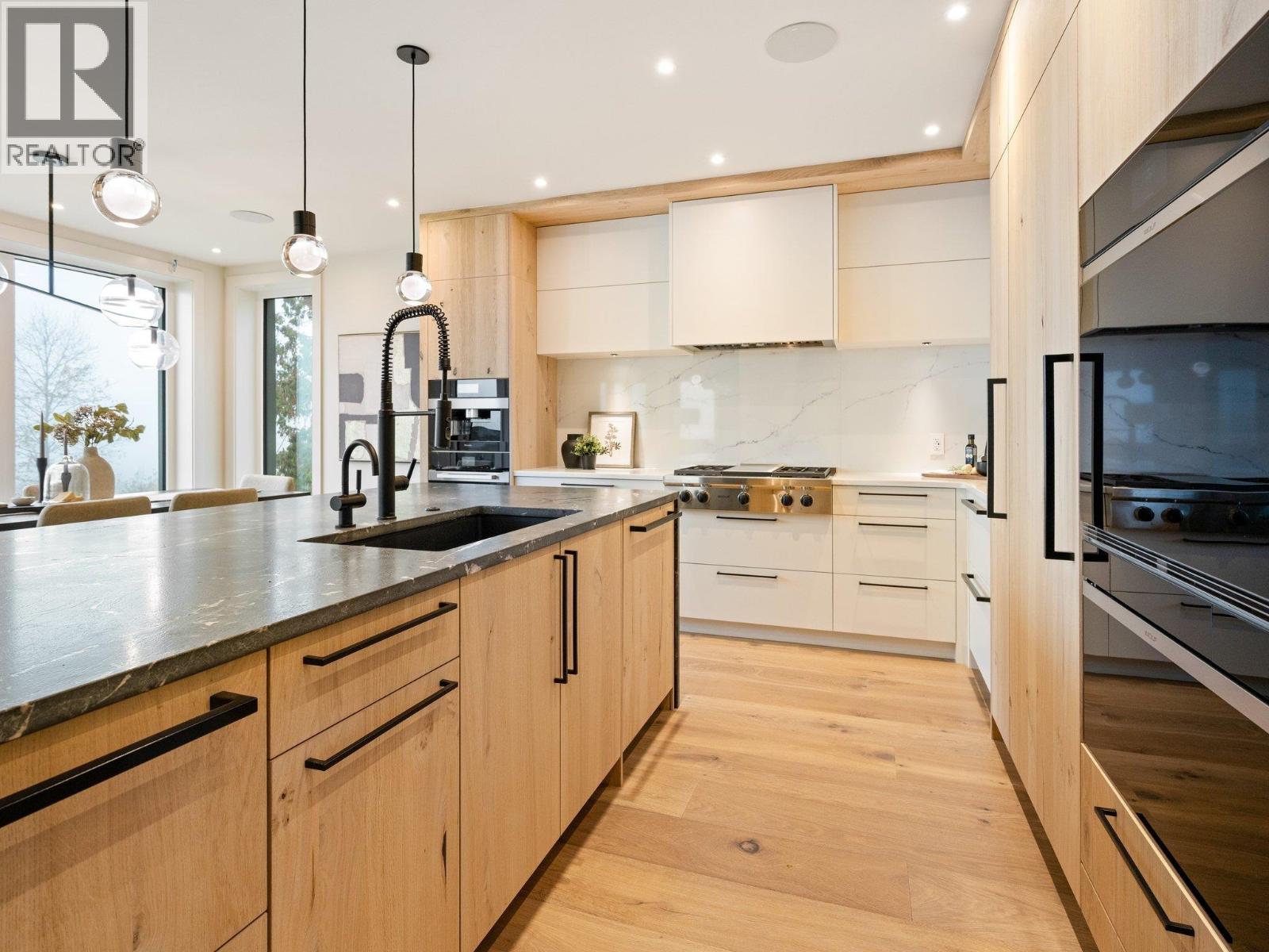 7653 Seven O'clock Drive, Pemberton, British Columbia  V0N 2L3 - Photo 7 - R3064259