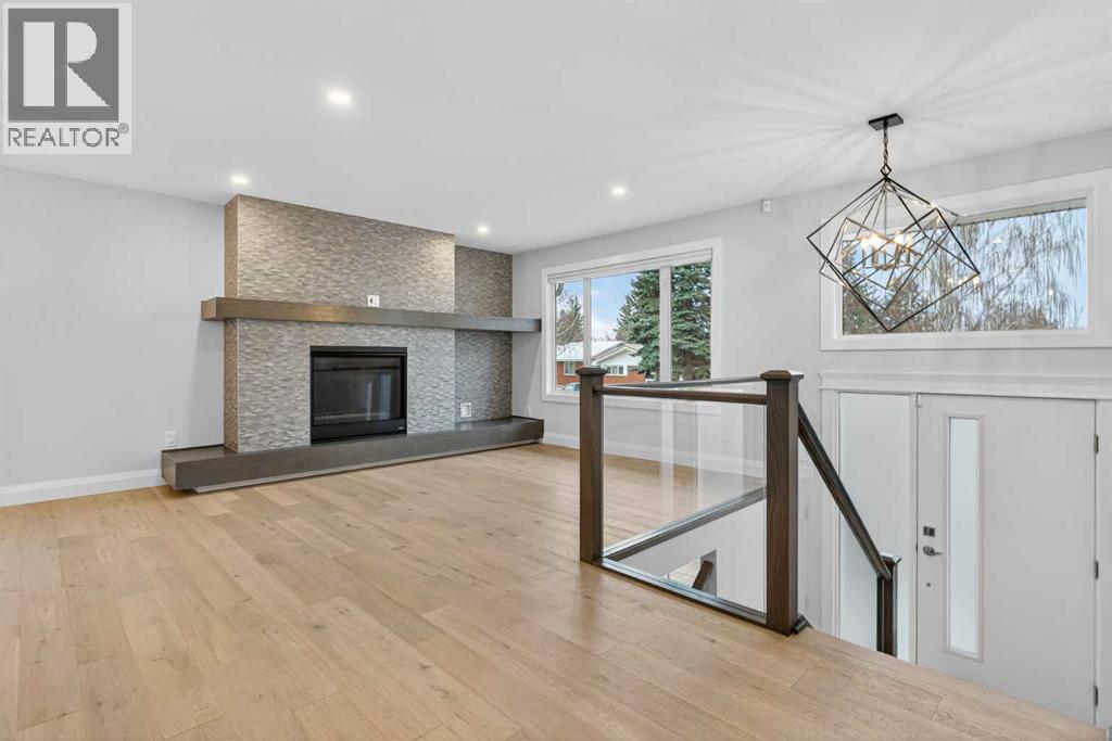 3704 58 Avenue Sw, Calgary, Alberta  T3E 5H6 - Photo 3 - A2270110