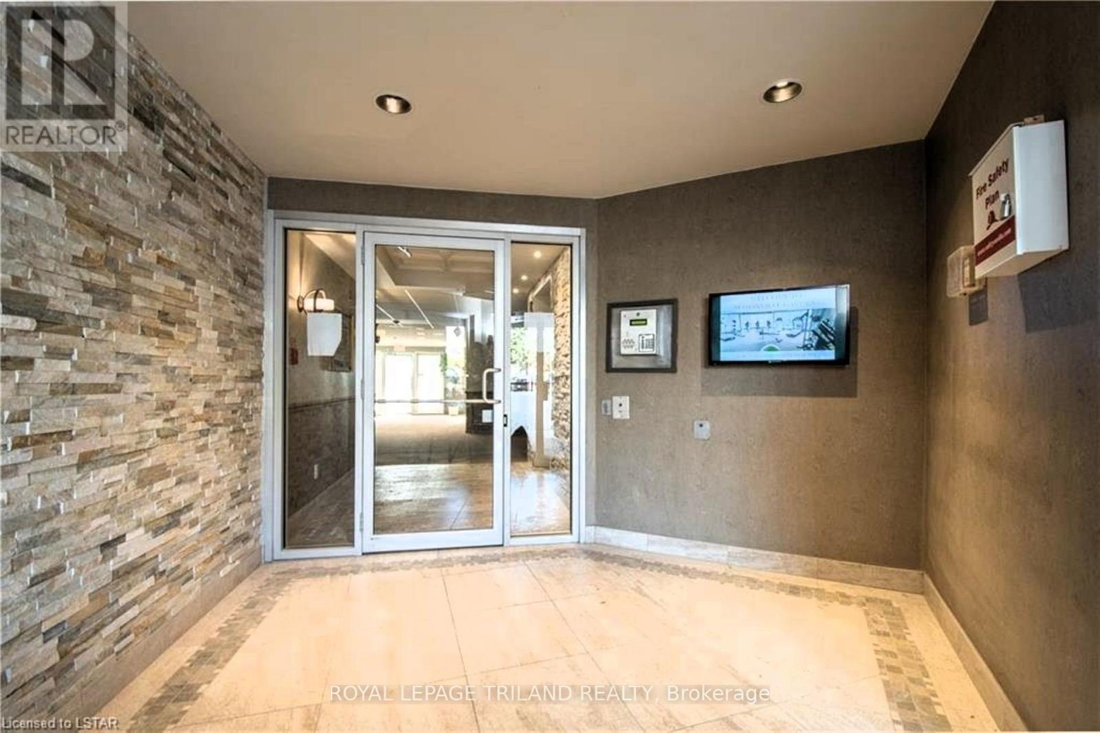 105 - 5 Jacksway Crescent, London North, Ontario  N5X 3T6 - Photo 2 - X12549698