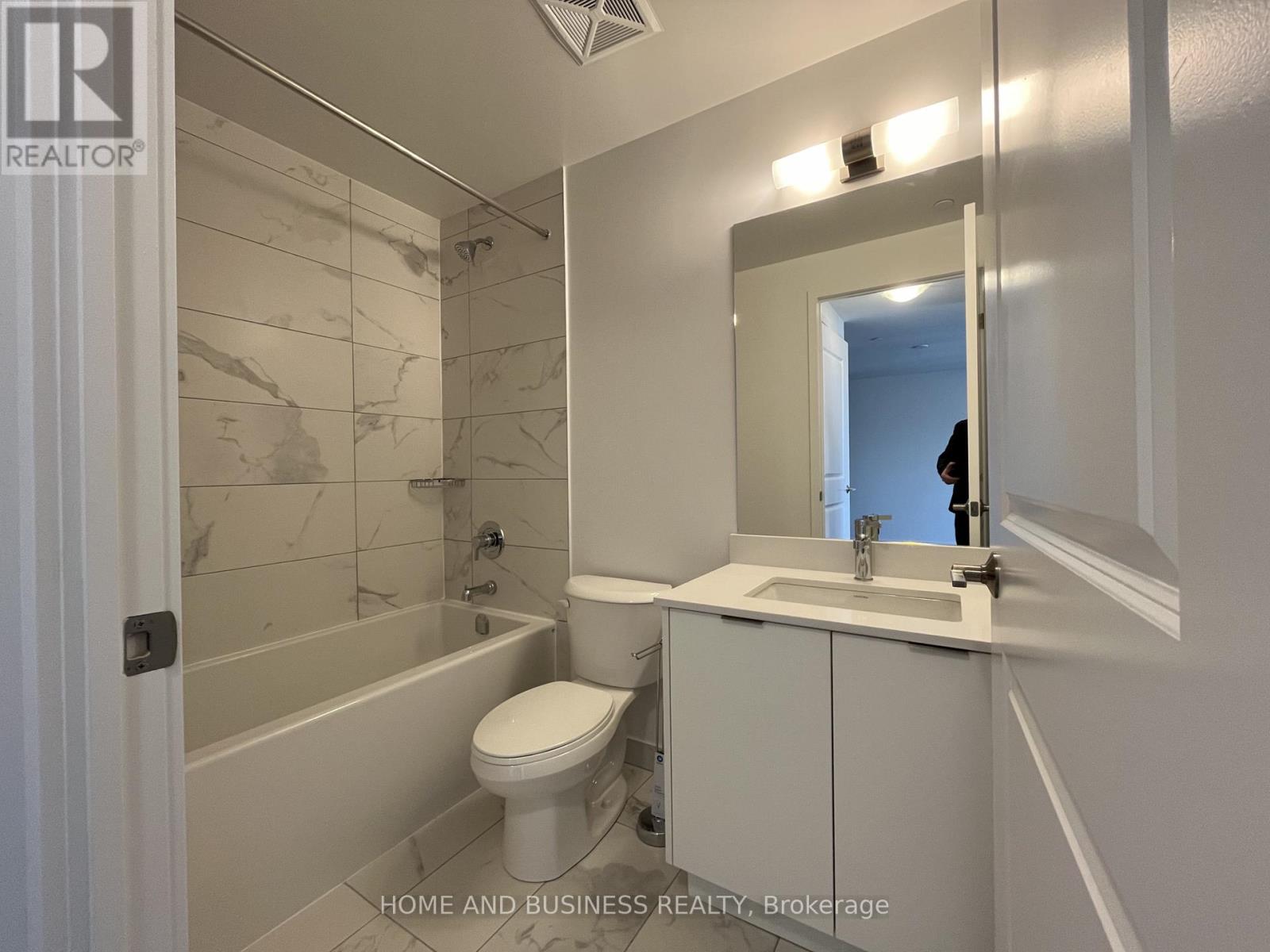 808 - 202 Burnhamthorpe Road E, Mississauga, Ontario  L5A 0B2 - Photo 5 - W12549702