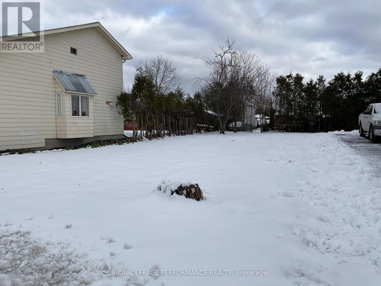 Na Kitchener Street, Hawkesbury, Ontario  K6A 2P1 - Photo 2 - X12549750