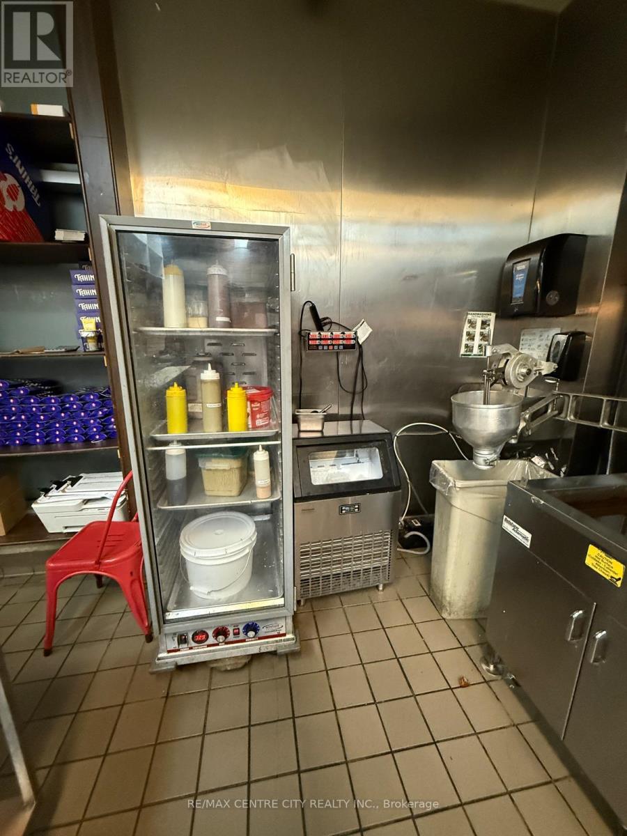 795 Wonderland Road S, London South, Ontario N6K 3C2 - Photo 18 - X12549754