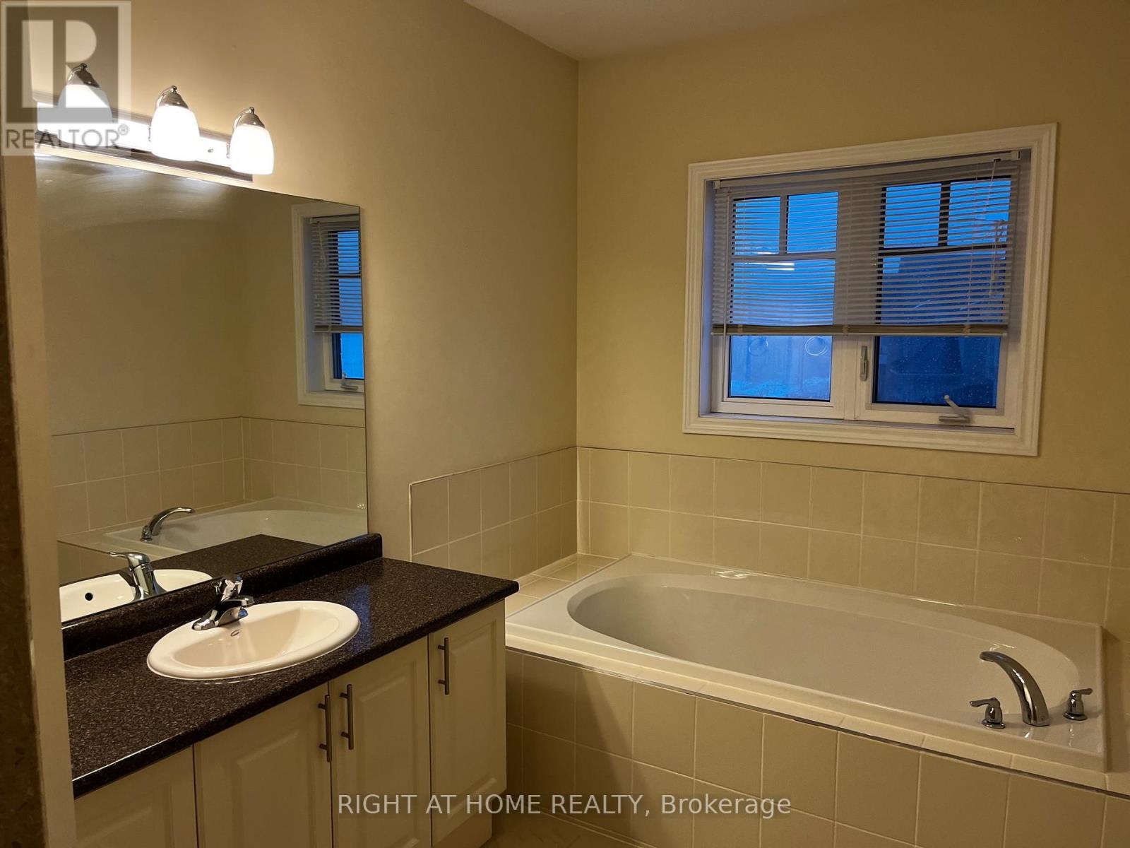 11 Calamint Lane, Richmond Hill, Ontario L4E 1C3 - Photo 20 - N12549742