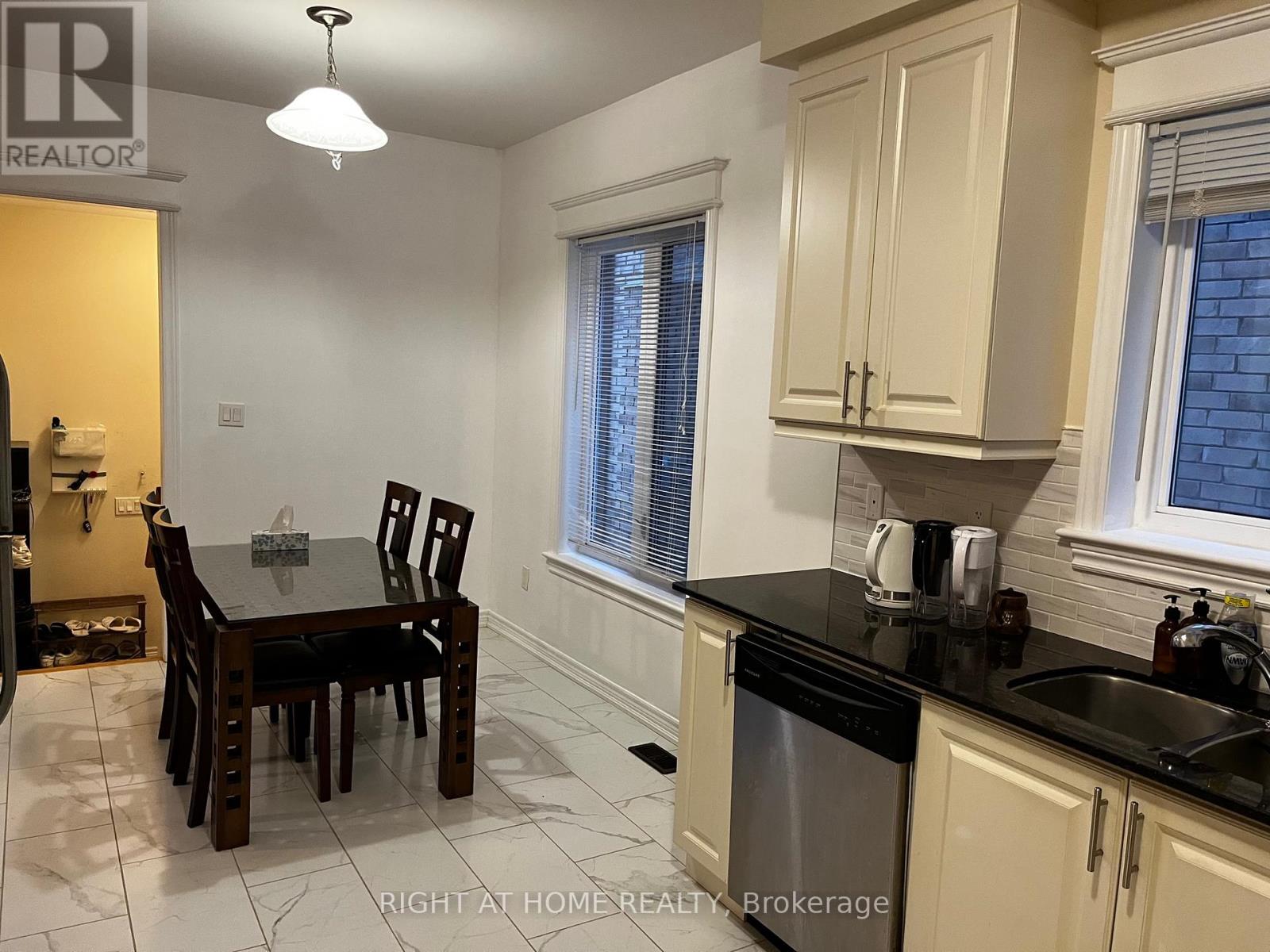 11 Calamint Lane, Richmond Hill, Ontario L4E 1C3 - Photo 9 - N12549742