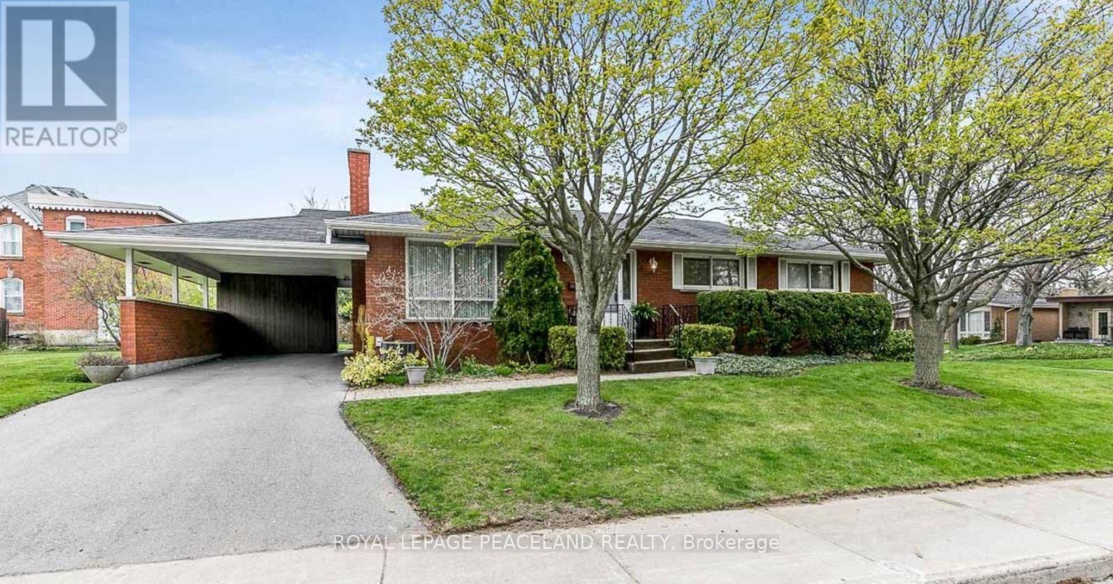 403 Denlow Avenue, Hamilton, Ontario L9C 1K1 - Photo 2 - X12549732