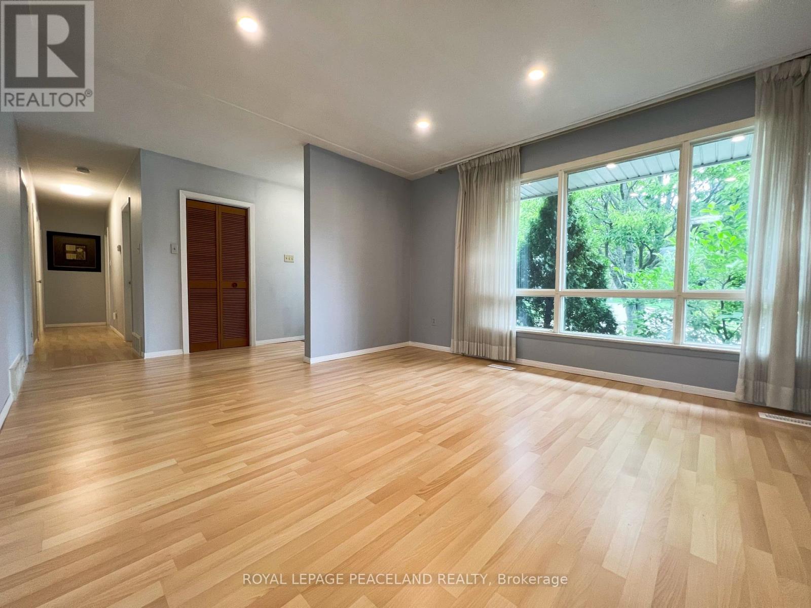 403 Denlow Avenue, Hamilton, Ontario L9C 1K1 - Photo 5 - X12549732