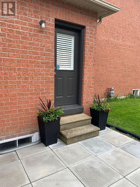 657 Chaleur Place, Newmarket, Ontario  L3X 1L6 - Photo 2 - N12549780