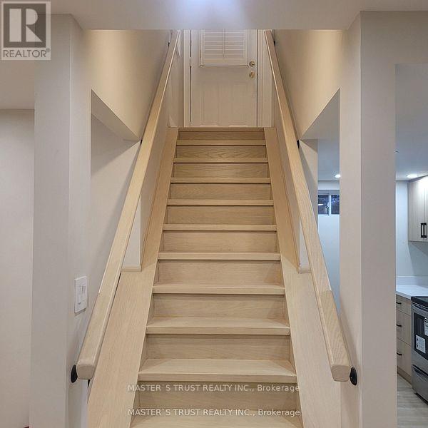 657 Chaleur Place, Newmarket, Ontario  L3X 1L6 - Photo 4 - N12549780