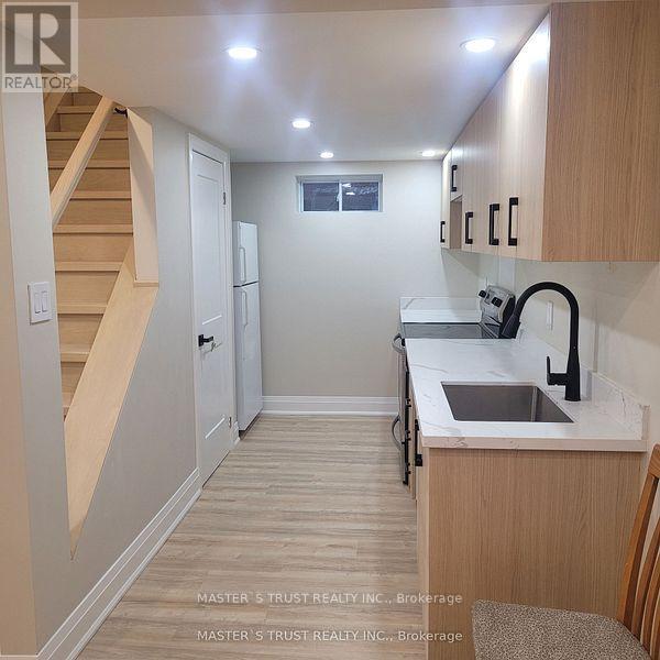 657 Chaleur Place, Newmarket, Ontario  L3X 1L6 - Photo 5 - N12549780